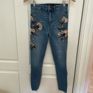 A&F FLORAL EMBROIDERED HIGH RISE SKINNY JEANS